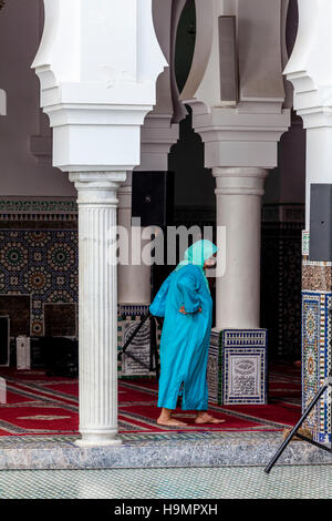 Der Innenraum des die Zaouia Moulay Idriss 2 Moschee und Schrein, Fes el Bali, Fes, Marokko Stockfoto