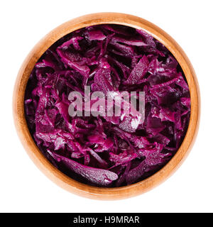 Rotkohl in Holzschale gekocht. Brassica Oleracea, auch lila Kohl, rote oder blaue Kraut. Stockfoto