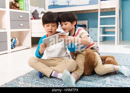 Zwei jungen bei der Verwendung von Tablet-PCs Stockfoto