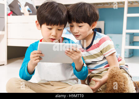 Zwei jungen bei der Verwendung von Tablet-PCs Stockfoto