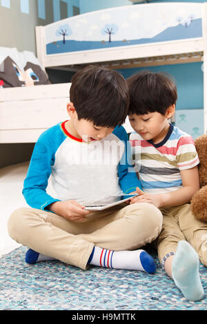 Zwei jungen bei der Verwendung von Tablet-PCs Stockfoto