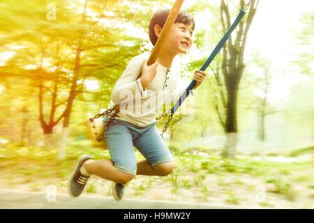 Wenig junge Schwung Stockfoto