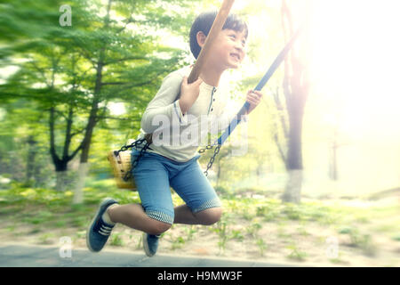 Wenig junge Schwung Stockfoto