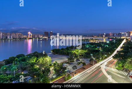 Nachtansicht der städtischen Bau von Qingyuan City, Guangdong Provinz, China Stockfoto