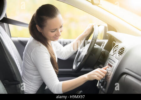 Nahaufnahme des weiblichen Hand beginnend ein Auto Stockfoto