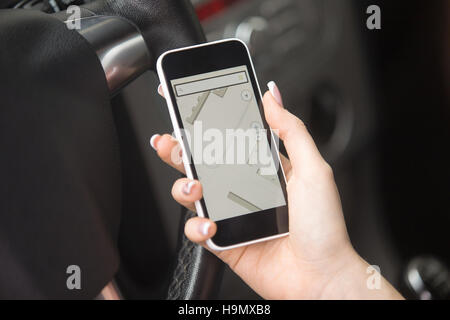 Nahaufnahme von weiblicher Hand hält Handy mit Navigationskarte Stockfoto