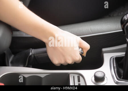 Nahaufnahme von weiblichen Händen mit Handbremse Stockfoto