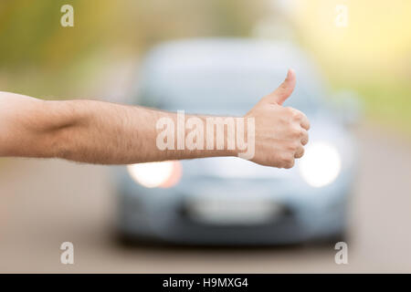 Nahaufnahme eines männlichen Hand Trampen Stockfoto