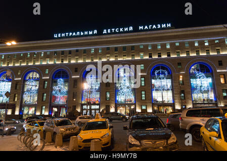 Moskau, Russland - Januar 10. 2016. zentrale Kindermoden Geschäft am Lubjanka in Nacht Stockfoto