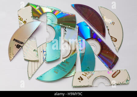 Reste von CD nach legte im Schredder, sensible Informationen auf weißem Hintergrund zu zerstören Stockfoto