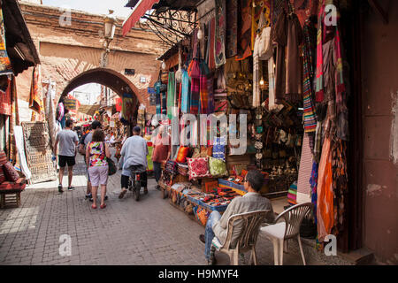 Marrakesch Markt Straßenszene. Stockfoto