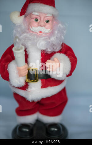 Dekorative Santa Clause mit einer Fackel Stockfoto