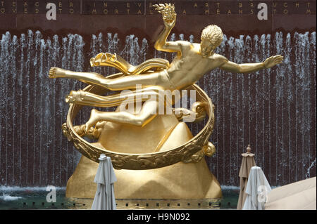 Die Statue des Gottes der Titan Prometheus über der versunkenen Plaza am Rockefeller Center befindet sich in Midtown Manhattan, NYC sitzt Stockfoto