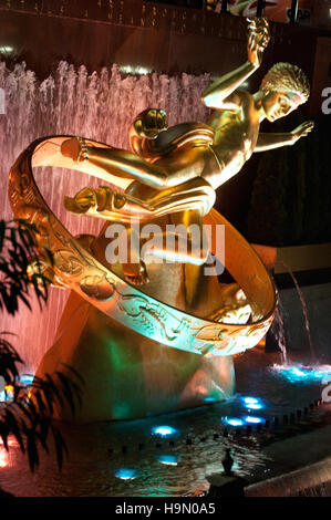 Die Statue des Gottes der Titan Prometheus über der versunkenen Plaza am Rockefeller Center befindet sich in Midtown Manhattan, NYC sitzt Stockfoto