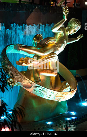 Die Statue des Gottes der Titan Prometheus über der versunkenen Plaza am Rockefeller Center befindet sich in Midtown Manhattan, NYC sitzt Stockfoto