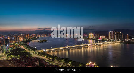 Die Nachtansicht von Städtebau, Qingyuan City, Guangdong Provinz, China Stockfoto