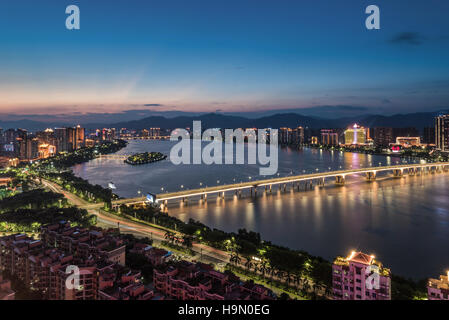 Die Nachtansicht von Städtebau, Qingyuan City, Guangdong Provinz, China Stockfoto