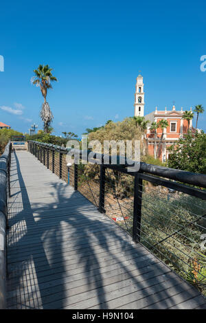 Die berühmte Wunsch Brücke in Jaffa (alte Yafo) mit St.-Petri Kirche im Hintergrund zu sehen. Stockfoto