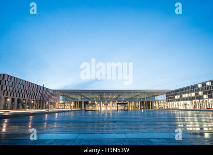 Abends Blick auf neue unvollendete Willy Brandt Flughafen Berlin Brandenburg International-Deutschland Stockfoto