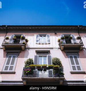 Bunte Häuser geschmückt mit Blumen, Fenster mit Fensterläden, close-up, Stockfoto