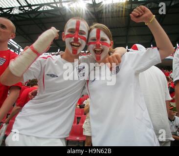 ENGLAND FANS Schweden gegen ENGLAND PUBLIKUMSEINGÄNGE Köln Deutschland 20. Juni 2006 Stockfoto