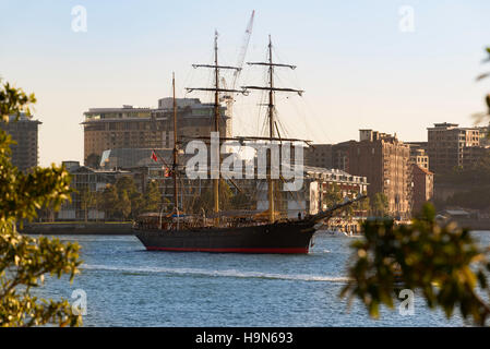 Sydneys Großsegler, gleitet die James Craig vorbei Barangaroo Landzunge im Hafen von Sydney für einige Twilight-Segeln Stockfoto