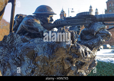 Das Cameronians (Scottish Rifles) Kriegerdenkmal steht an der südwestlichen Ecke von Kelvingrove Park in der Nähe von Kelvingrove Art Gallery Stockfoto