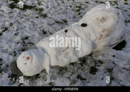 Klassische Schneemann mit Hut Schal und Karotten Nase White Christmas Stockfoto