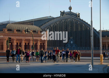 Madrid Spanien Atocha Bahnhof Station Touristen Tag Passanten Überfahrt Straße Stockfoto