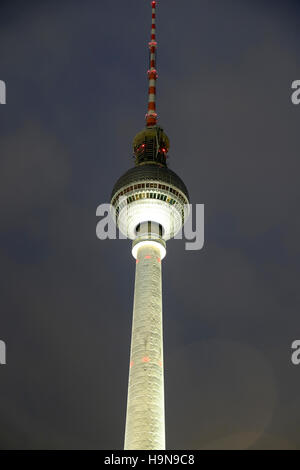 TV Tower Furnsehturm Alexanderplatz Fernmeldeturm und Ritterfeste Telecafé in Berlin-Mitte November 2016 Deutschland, Europa KATHY DEWITT Stockfoto