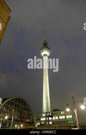 TV Tower Furnsehturm Alexanderplatz Fernmeldeturm und Ritterfeste Telecafé in Berlin-Mitte November 2016 Deutschland, Europa KATHY DEWITT Stockfoto