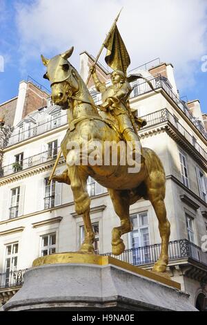 Die vergoldete Bronzestatue von Jeanne d ' Arc auf dem Place des Pyramides in Paris, Frankreich Stockfoto