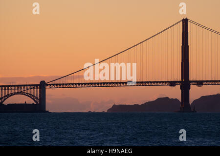 Eine Silhouette Golden Gate-Brücke bei Sonnenuntergang in San Francisco, Kalifornien. Stockfoto