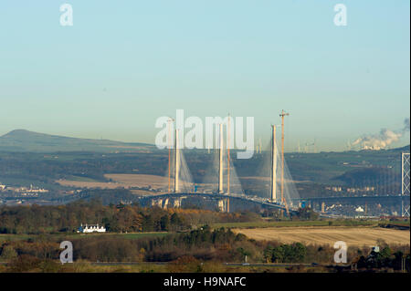 Blick von West Lothian in Richtung Fife zeigen die Queensferry Crossing im Bau mit der Forth Road Bridge, rechts. Stockfoto