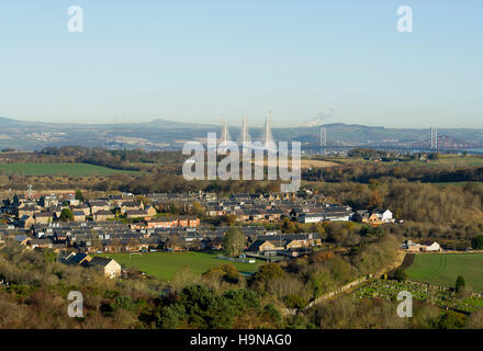 Blick von West Lothian in Richtung Fife zeigen die Queensferry Crossing im Bau mit der Forth Road Bridge, rechts. Stockfoto