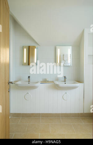 Badezimmer mit zwei Waschbecken und Spiegel. Stockfoto