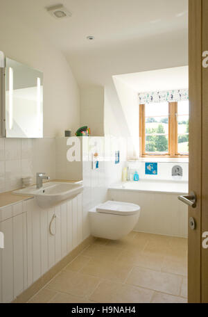 weiße Waschraum, WC, Witwe mit Blick auf die Landschaft, hell und luftig. Stockfoto
