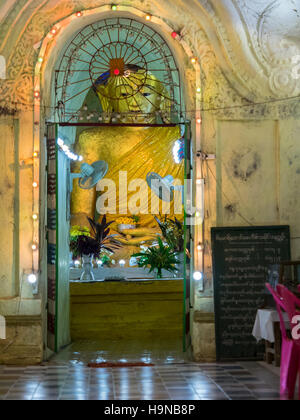 Die Buddha-Bild innerhalb der Zina Man Aung Pagode in Mrauk U, Rakhine-Staat von Myanmar. Stockfoto