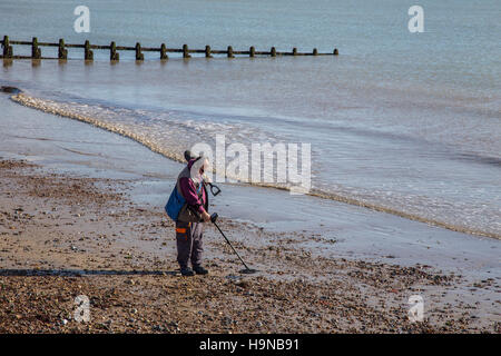 Mann mit Metalldetektor auf Pebble Beach, Littlehampton, West Sussex Stockfoto