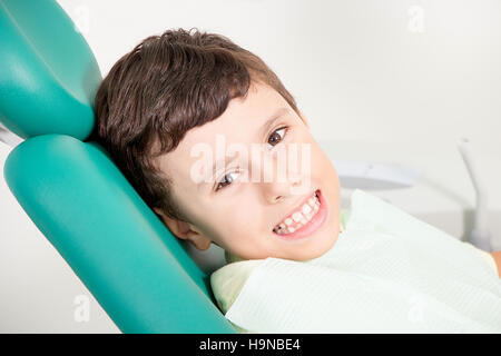 Kleines Kind zeigt seine Zähne dental clinic Stockfoto