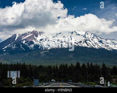 Mount Shasta, Kalifornien, uns und Autobahn Stockfoto