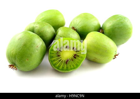 winterharte Kiwi Früchten isoliert Stockfoto