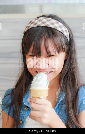 Asien Mädchen Eis essen im Restaurant. Stockfoto