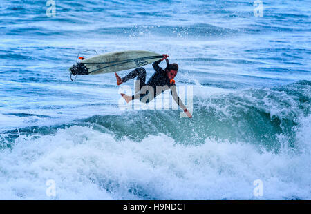 California Surfer Rodeo Beach in der Nähe der Golden Gate Bridge Stockfoto