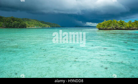 Schöne blaue Lagoone kurz vor Gewitter ab, Gam Insel, West Papua, Raja Ampat, Indonesien Stockfoto