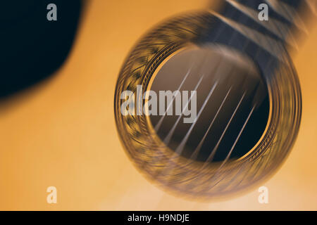 Akustische Gitarrensaiten Motion Blur Musik schwarzen Hintergrund Stockfoto