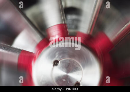 Spinnrad Stahl Maschine hautnah. Motion Blur Rad Hintergrund. Stockfoto