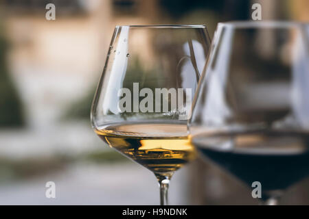 Glas Chardonnay weiß Wein schließen sich Stockfoto
