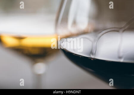 Gläser von roten und weißen Wein schließen sich Stockfoto