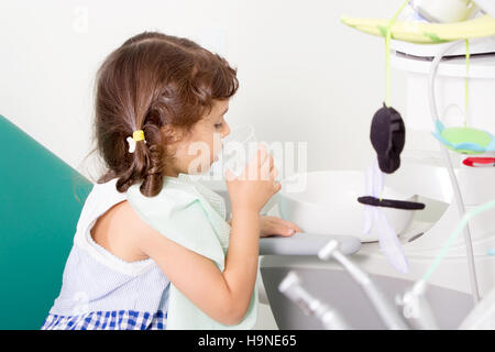 Junges Mädchen spült ihre Zähne dental clinic Stockfoto